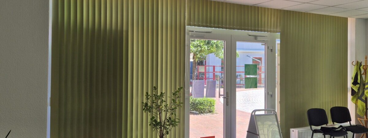 Individueller Sonnenschutz mit Vertikallamellen - Schulz & Kühnapfel