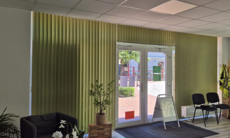 Individueller Sonnenschutz mit Vertikallamellen - Schulz & Kühnapfel